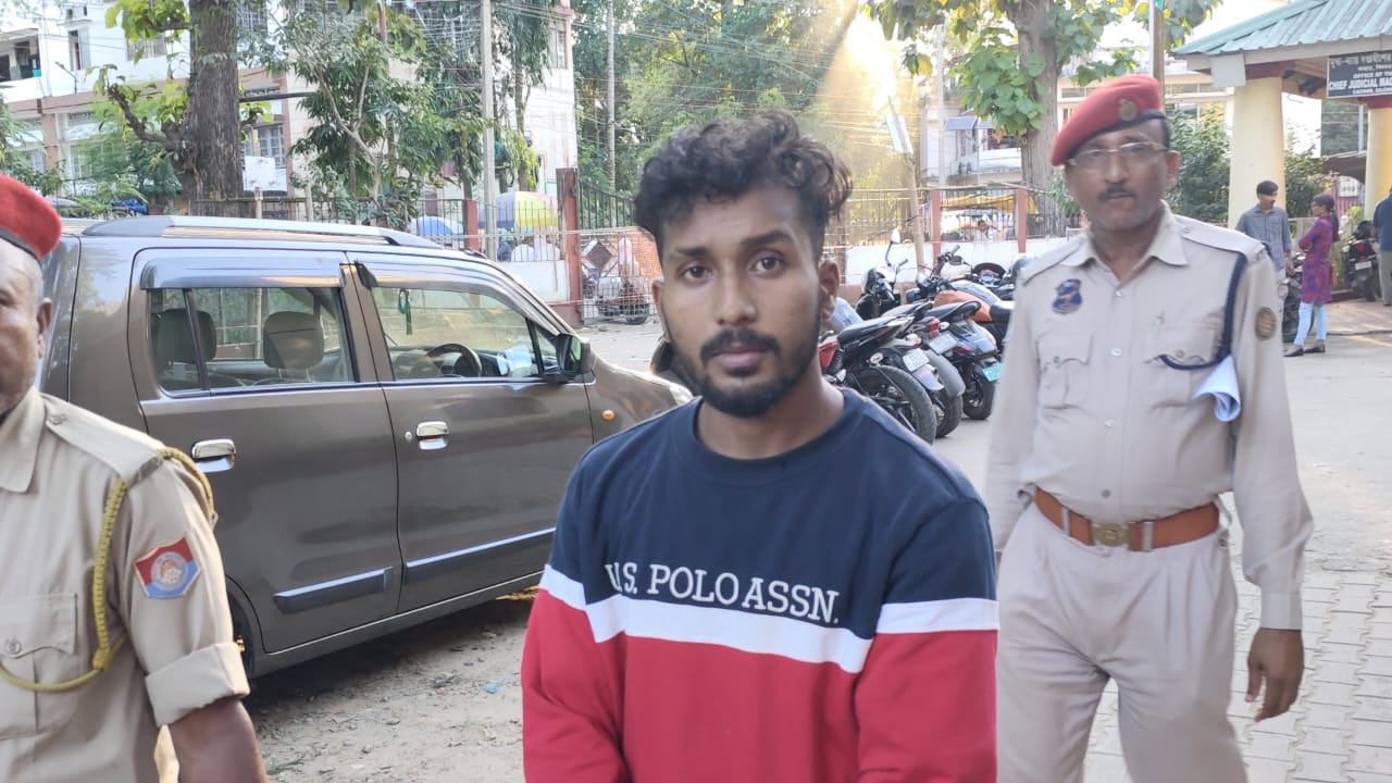 নগ্ন ছবি তুলি ব্লেকমেল কৰি বোৱাৰীক ধৰ্ষণ। গ্ৰেপ্তাৰ যুবক ৷ CRIME NEWS