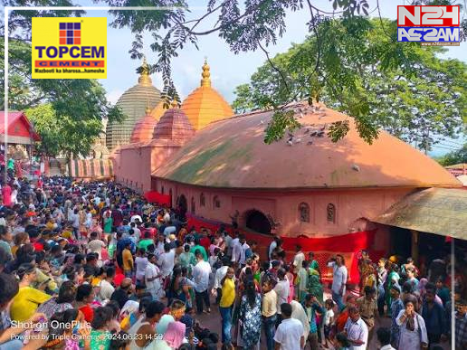 অম্বুবাচী মেলাত তীৰ্থযাত্ৰীসকলক টপচেম চিমেণ্টৰ খোৱা পানীৰ বটল বিতৰণ : Topcem Cement