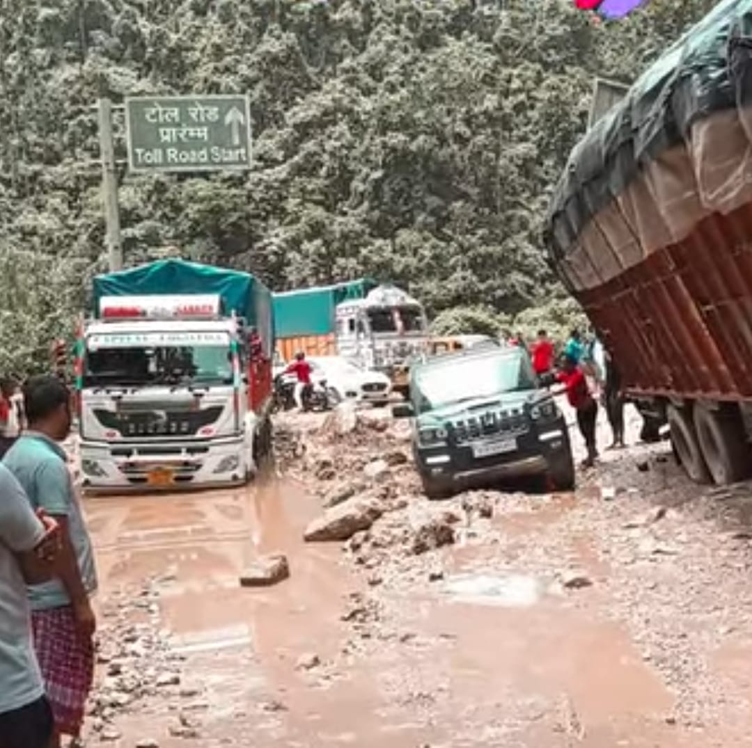 বৰাকৰ ৰাস্তাৰ হাড় ভাঙি চলিছে কয়লা আৰু লাইমষ্টোন চেণ্ডিগেটৰ অবৈধ সাম্ৰাজ্য! দালাল-পুলিচৰ গোপন মিতিৰালী আৰু কোনো এক মন্ত্ৰীৰ ছত্ৰছায়াত ধ্বংস হৈছে সমগ্ৰ উপত্যকা । Barak Valley
