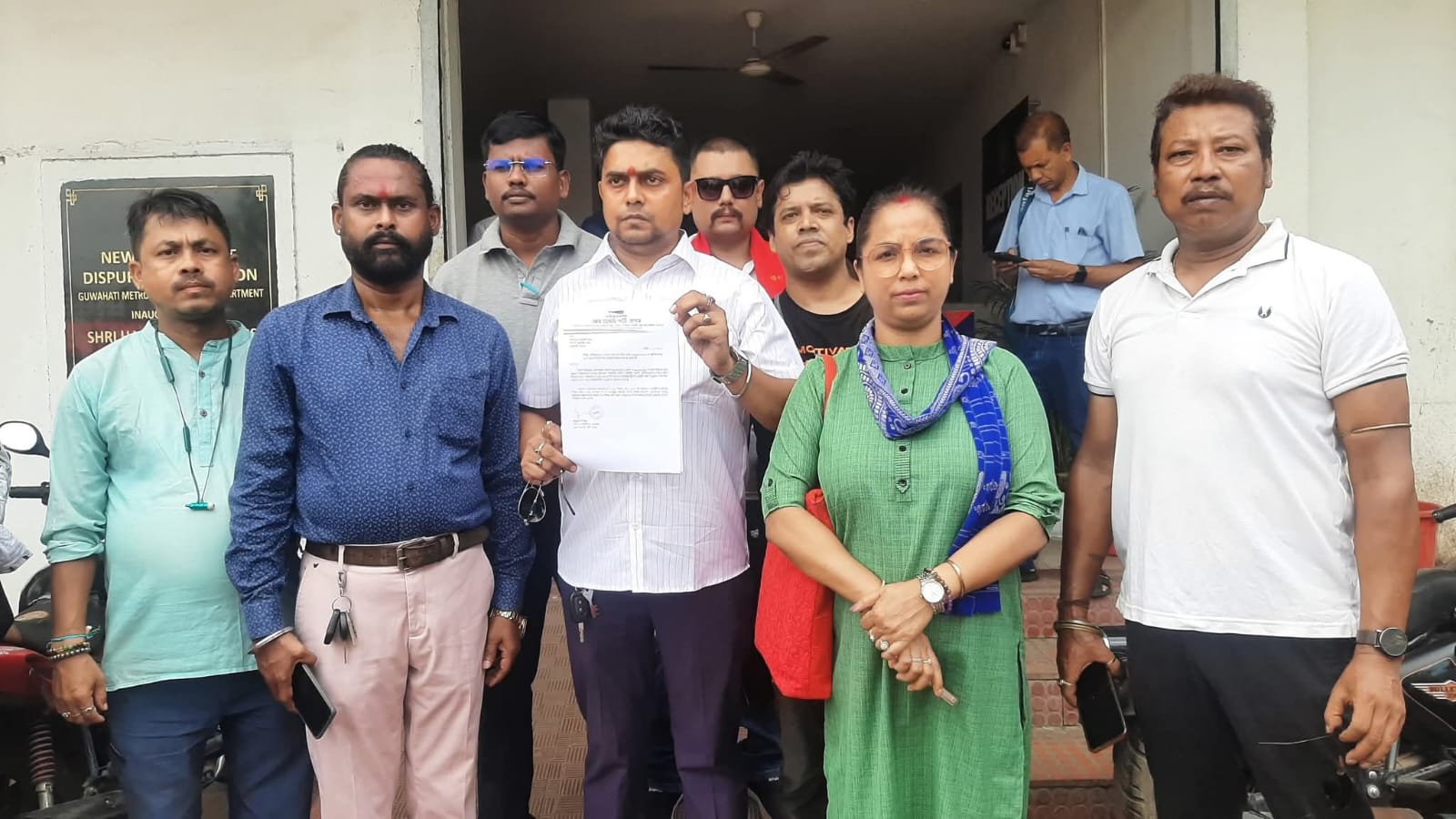 অসমবাসীৰ আত্মসম্মানত আঘাত — ঐতিহ্যমণ্ডিত ৰংঘৰৰ ছবি ব্যৱহাৰ কৰি বিজ্ঞাপন কৰা সুৰা কোম্পানী অ’য়েচিছ গ্ৰোপ (Oasis Group) ৰ বিৰুদ্ধে আপ অসমৰ দিছপুৰ থানাত এজাহাৰ । Oasis Group