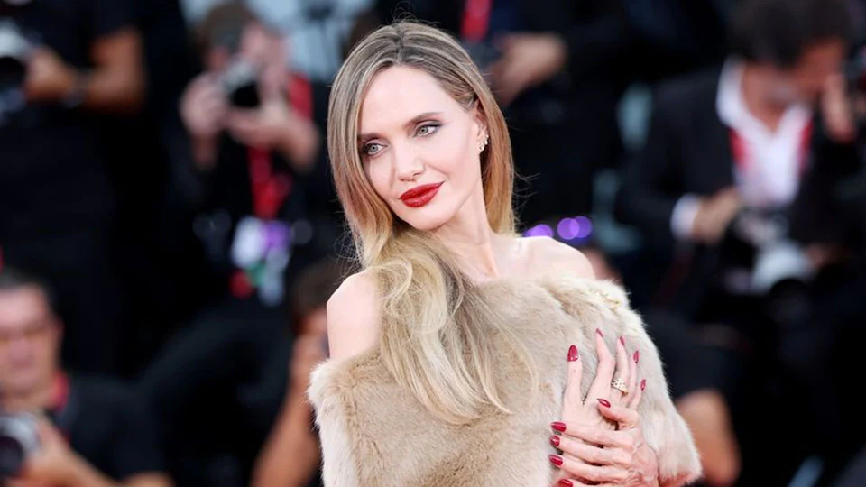 Angelina Jolie । এঞ্জেলিনা জোলী সম্ভবত বিশ্বৰ “সুন্দৰী মহিলাসকলৰ তালিকা”ত সৰ্বশ্ৰেষ্ঠ অন্যতম এগৰাকী মহিলা হিচাপে গণ্য কৰা হয়। তেওঁ যিমান সুন্দৰ, তেনেই প্ৰতিভাৱান। এই কাৰণেই তেওঁ সহজেআটাইতকৈ অধিক চাহিদাসম্পন্ন অভিনেত্ৰীসকলৰ অন্যতম।