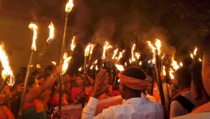 শ শ নাথ জনগোষ্ঠীৰ লোকে একেলগে হাতত জুই জ্বলাই প্ৰতিবাদ কৰিবলৈ ৰাজ পথলৈ আহিল ।  Assam Nath-Yogi community