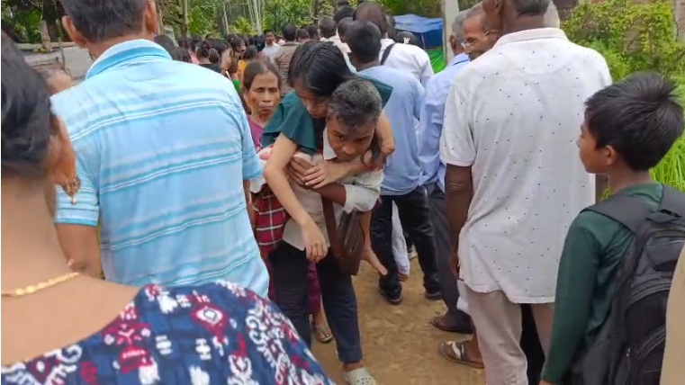 শ্ৰীভূমিত অলৌকিক "পাত বাবা"! তিনিদিনত যিকোনো ৰোগ নিৰাময়? হাজাৰ হাজাৰ ৰোগীৰ ভিৰ । BABA