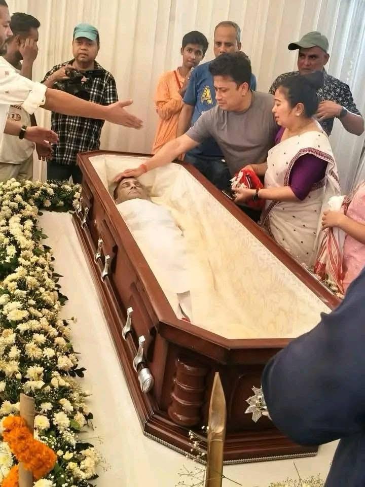 প্ৰাণৰ শিল্পী জুবিন গাৰ্গক শেষবাৰৰ বাবে অশ্ৰুধাৰাত শ্ৰদ্ধাঞ্জলি । “আকৌ এবাৰ কথা কোৱা মোৰ হোৱা…” বহু কথা যেন ৰৈ গ’ল। শেষবাৰৰ বাবে মনৰ মানুহজনৰ মুখখন প্ৰাণভৰি চালে পত্নী গৰিমা শইকীয়া গাৰ্গে। Zubeen Garg