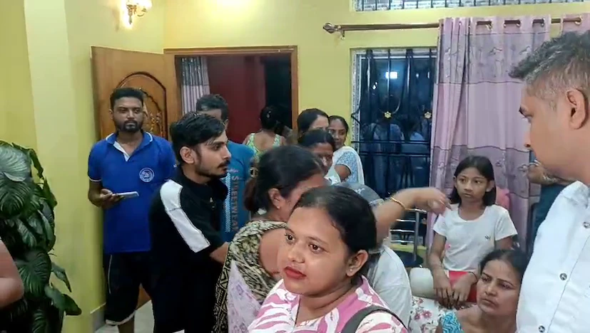 মহানগৰীত পুনৰ চাঞ্চল্যকৰ ঘটনা , বিধৱা বোৱাৰীক অশ্লীল প্ৰস্তাৱ, প্ৰস্তাৱ মানি নোলোৱাৰ বাবে ঘৰত সোমাবলৈ নিদিলে শহুৰে , অন্য যুৱতীৰ সৈতে নিশা ঘৰত সোমাই থাকিল ভূৱনেশ্বৰ ডেকাই ।GUWAHATI NEWS