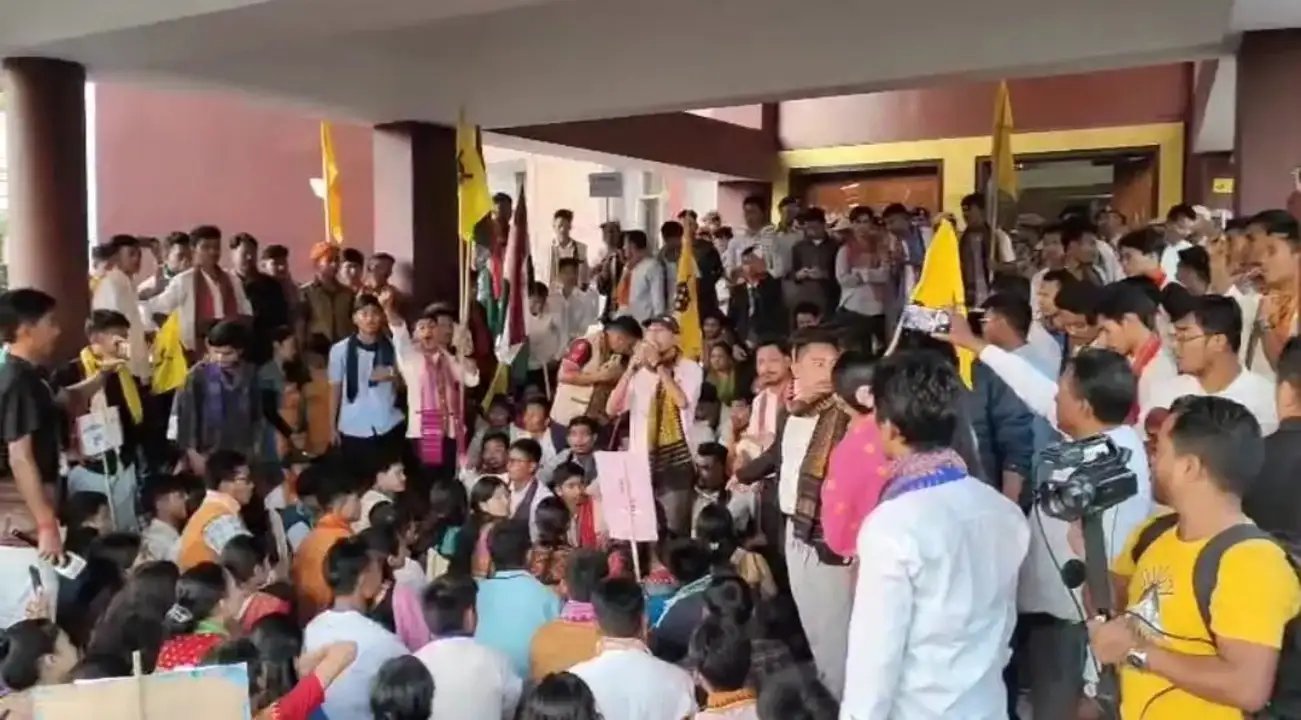 ৬ জনগোষ্ঠী জনজাতিকৰণৰ বিৰুদ্ধে বিটিচিত উত্তাল প্ৰতিবাদ, সচিবালয়ৰ সা-সম্পত্তি ভাঙি লণ্ডভণ্ড । Kokrajhar Erupts in Protest Over Proposal to Grant ST Status to Six Communities in Assam