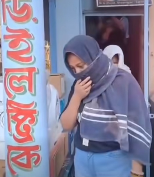 শিৱসাগৰত পাৰ্লাৰত অভিযান: অনৈতিক কাৰ্য্যকলাপৰ অভিযোগত ৫ জন আটক । Beauty Parlour