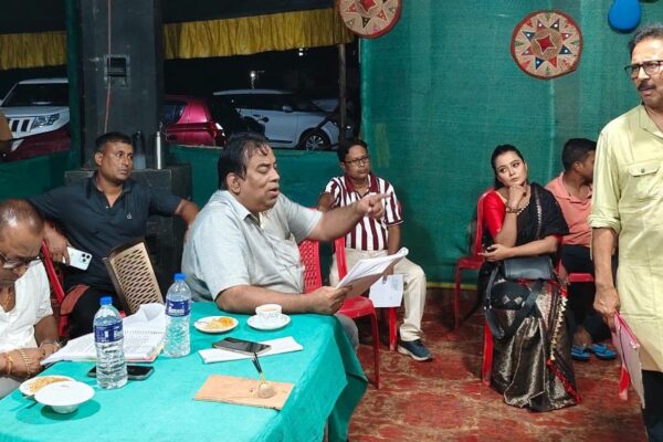 বুকুত শোক, মুখত সংলাপ । পত্নী বিয়োগৰ মাত্ৰ ৪ দিনৰ পিছতেই ইতিহাস থিয়েটাৰৰ আখৰাগৃহত অভিনেতা তপন দাস Tapan Das