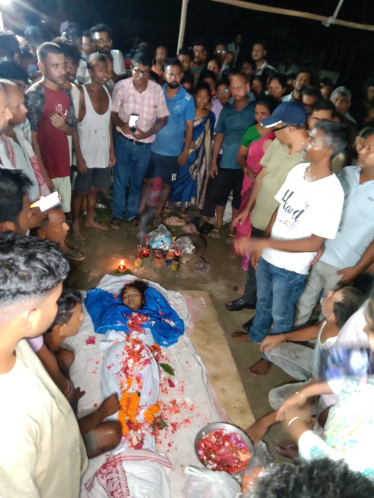 শোকাকুল পৰিৱেশৰ মাজত মৃদুমুদ্ৰাক শ্ৰদ্ধাঞ্জলি জ্ঞাপন দল সংগঠনৰ লগতে স্থানীয় ৰাইজৰ।"বহুত কষ্ট পালে তাই, তাইৰ জীয়াই থকাৰ দুৰ্বাৰ হেঁপাহ আছিল। " - মৃদুমুদ্ৰাৰ মাতৃ