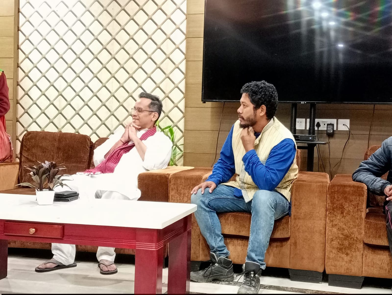 কাজিৰঙাৰ সমীপত বিলাসবহুল হোটেল নিৰ্মাণৰ বিৰোধিতা: সমাজকৰ্মী প্ৰণৱ দলেক আটক । Pranab Doley arrested in Guwahati over Bokakhat case
