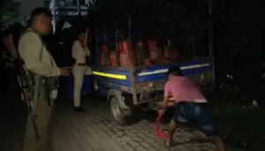 উত্তৰ গুৱাহাটীত চোৰাং এলপিজি ছিলিণ্ডাৰ জব্দ, ক'লা বজাৰৰ অভিযোগে তীব্ৰ চাঞ্চল্য