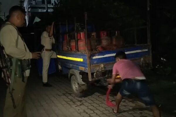 উত্তৰ গুৱাহাটীত চোৰাং এলপিজি ছিলিণ্ডাৰ জব্দ, ক'লা বজাৰৰ অভিযোগে তীব্ৰ চাঞ্চল্য