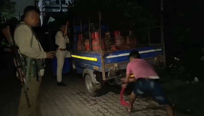 উত্তৰ গুৱাহাটীত চোৰাং এলপিজি ছিলিণ্ডাৰ জব্দ, ক'লা বজাৰৰ অভিযোগে তীব্ৰ চাঞ্চল্য