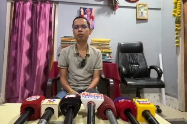 ‘অখিল গগৈয়ে গছত উঠাই গুৰি কাটিছে’—জুবিনৰ ন্যায়ৰ যুঁজত অখিল গগৈৰ বিৰুদ্ধে ক্ষোভ উজাৰিলে অধিবক্তা ৰাতুল বৰাই